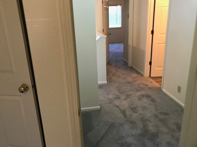 Building Photo - 3 bedroom 2 bath Thurston Hills town house