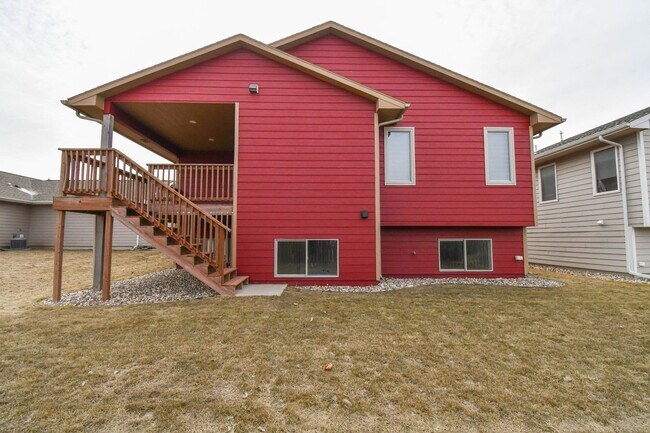 Building Photo - 5 Bedroom 3 Bathroom Single Family Home North Sioux Falls!