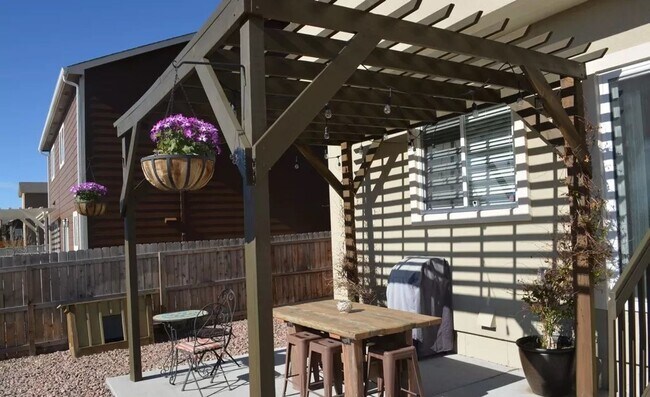 Building Photo - Beautiful 4 Bedroom Home in Desirable Springs Ranch Area!
