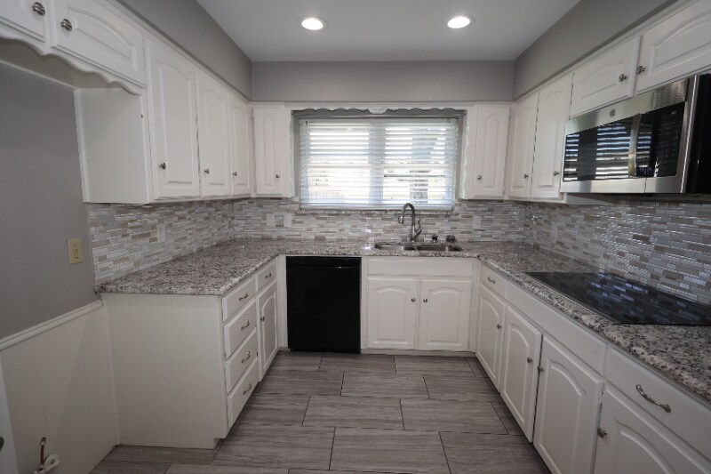 Building Photo - 412 Live Oak Dr