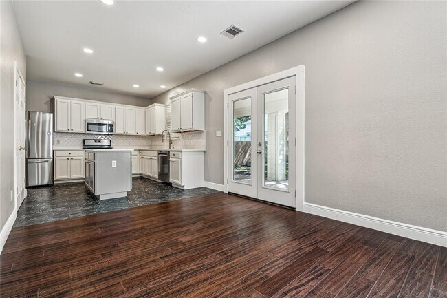 Building Photo - 2212 Clover Ridge Dr