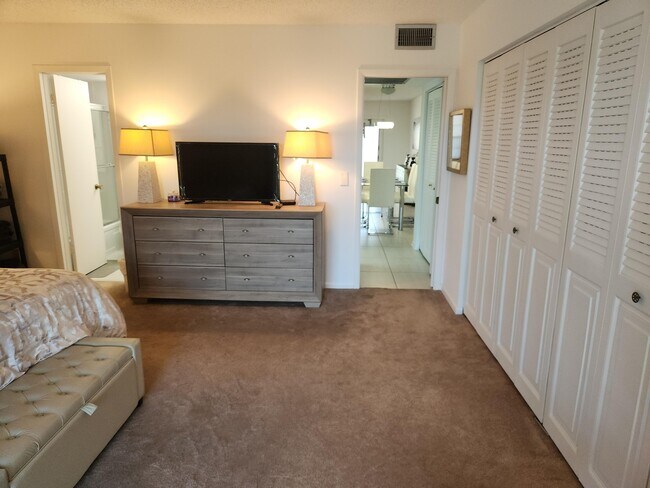 Building Photo - 3059 Ainslie Dr