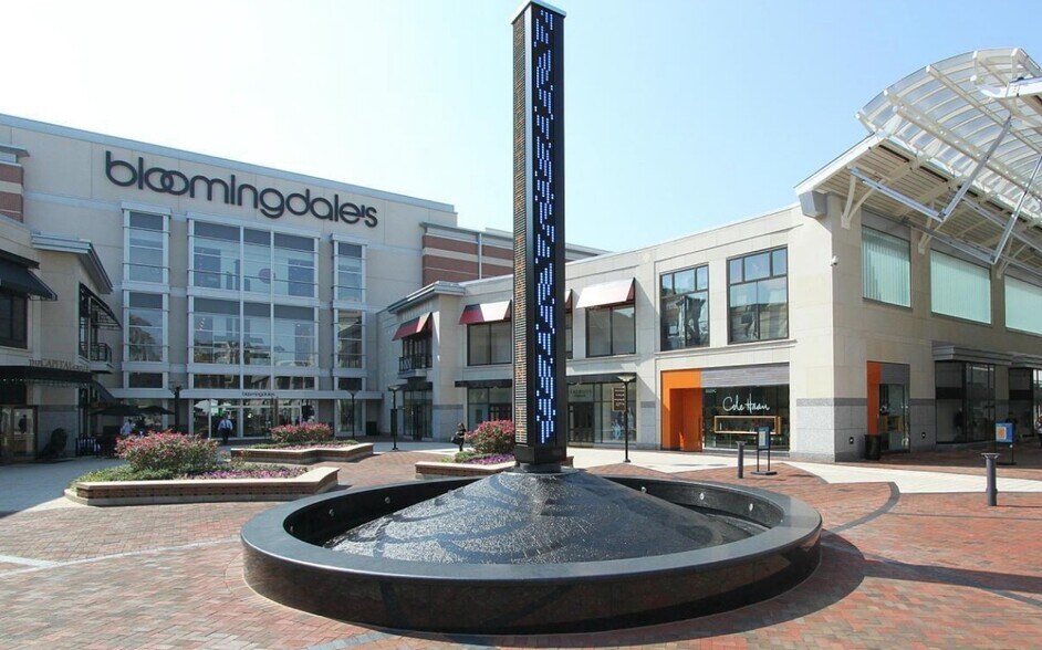 Walk to shops & Restaurants - 4601 N Park Ave