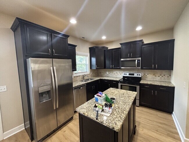 Building Photo - Spacious 3-Bed 2.5 Bath Townhome for Rent in Algood
