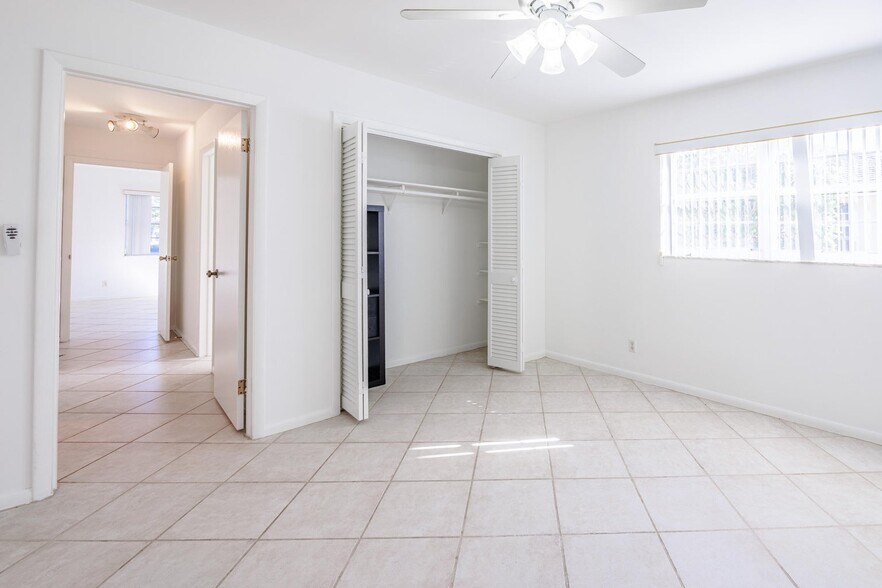 Building Photo - 527 W Jasmine Dr