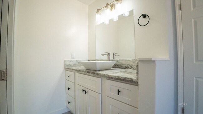 Building Photo - Stunning Fully Remodeled Home for Rent – M...