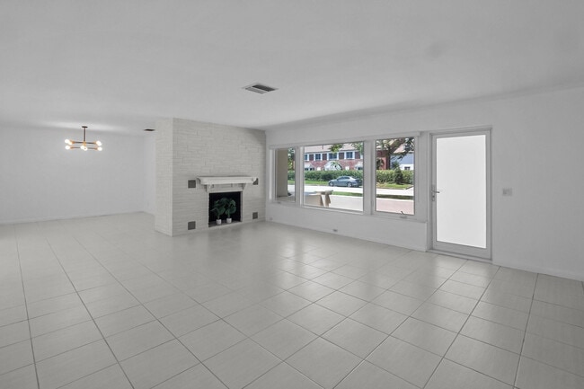 Building Photo - 2608 NE 12th St