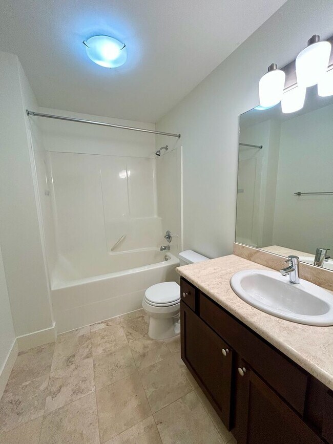 Building Photo - Queen Anne Townhouse