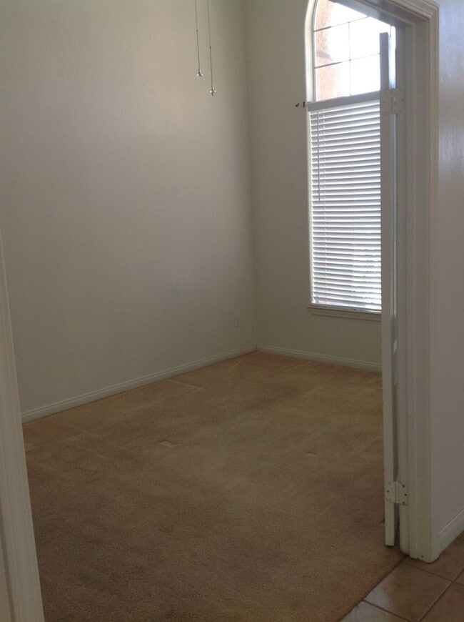 Building Photo - 504 Tabor Way