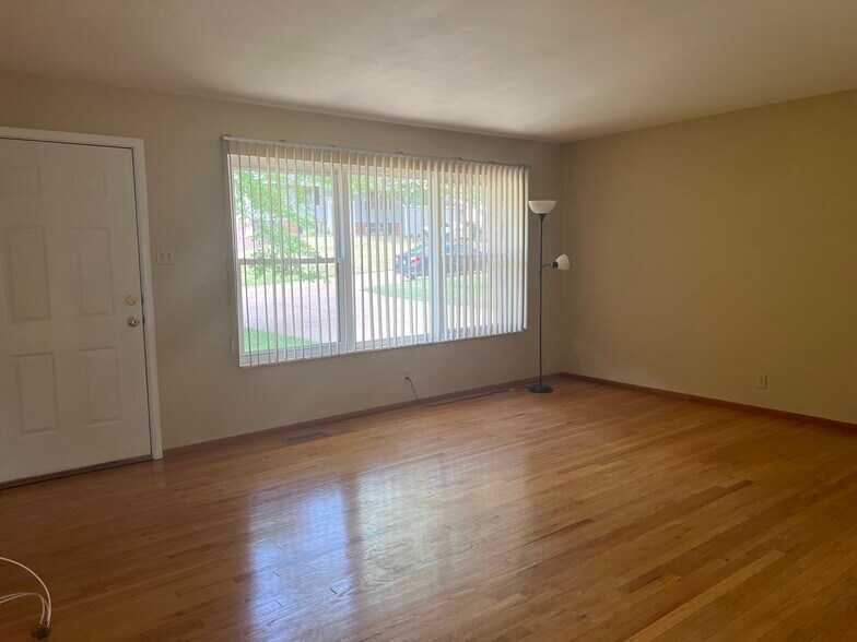 Building Photo - 524 Ranch Dr
