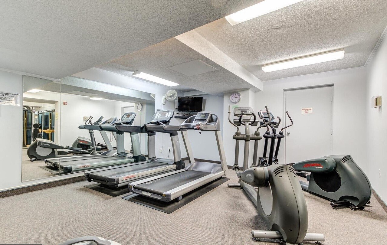 Building Photo - 10201 Grosvenor Pl