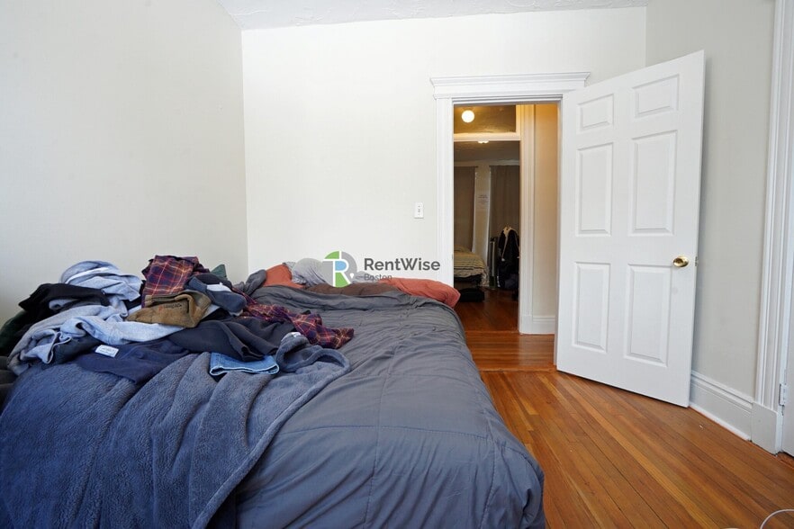 Building Photo - 76 Gordon St