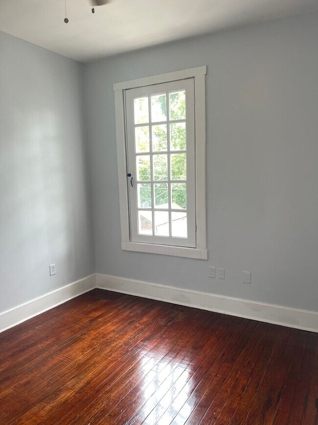 Building Photo - Newly Renovated Tri-Plex Near Forsyth