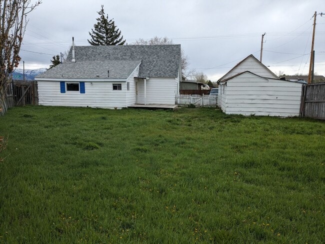 Building Photo - 3 Bed 2 Bath House Near Downtown Belgrade - Dogs Negotiable!