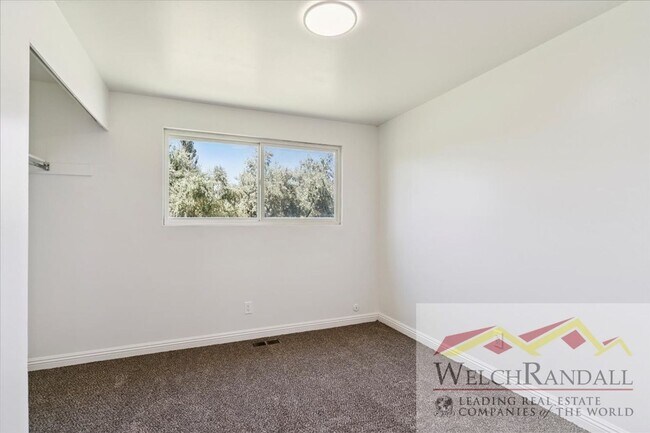 Building Photo - Charming Single Family Home in Hooper