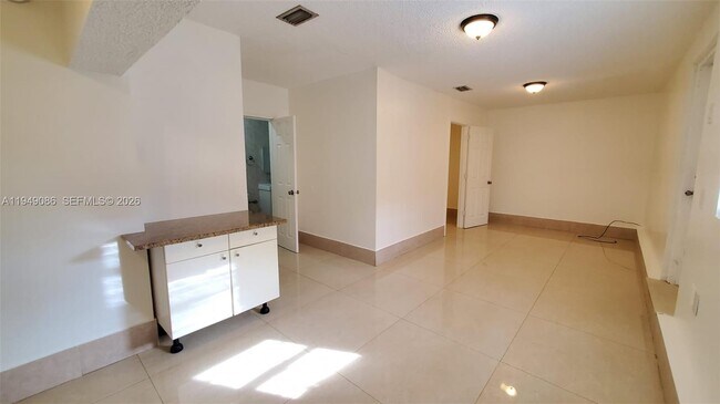 Building Photo - 2124 Scott St