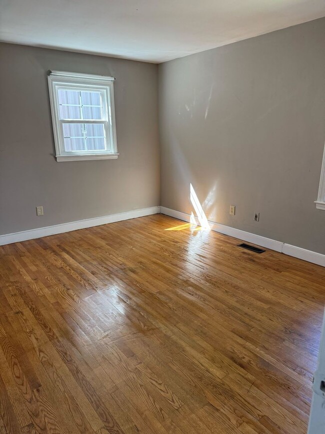 Building Photo - Updated Home with Parking in Radford