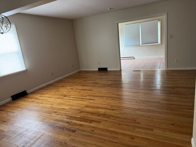 Building Photo - 4763-4765 Nugent Dr
