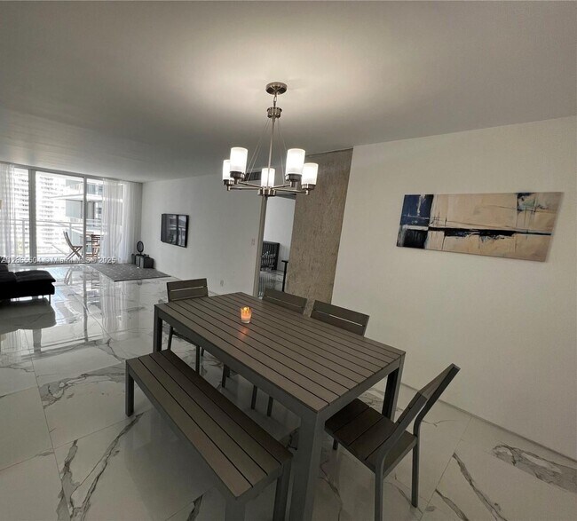 Building Photo - 2030 S Ocean Dr