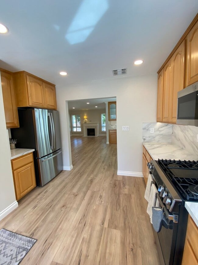 Building Photo - Beautifully Remodeled 3 Bedroom Naples Hou...