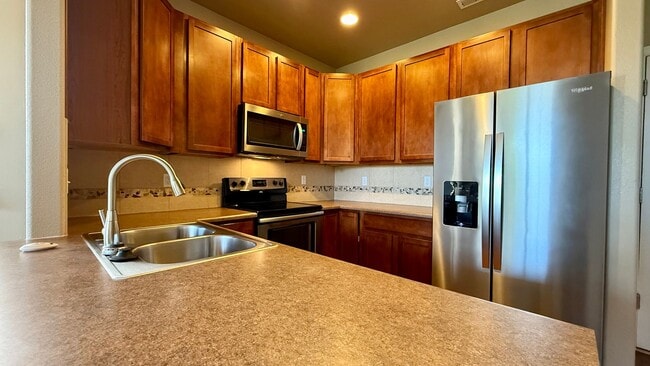 Building Photo - Spacious & Modern 3-Bedroom Townhome in Th...