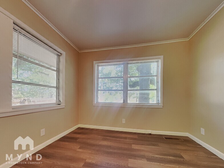 Building Photo - 2701 Stillwell Dr