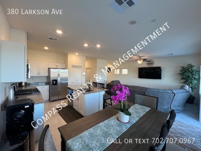 Building Photo - 380 E Larson Ln