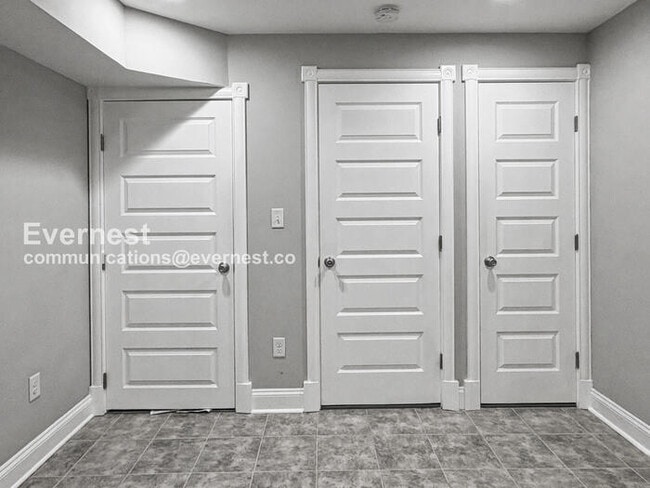 Building Photo - 4 Bed/3 Bath Townhome with In-Unit Laundry / Available Now!