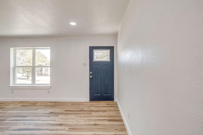 Building Photo - 521 Mesquite Ave N