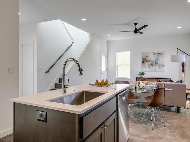 Building Photo - 5600 William Holland Ave