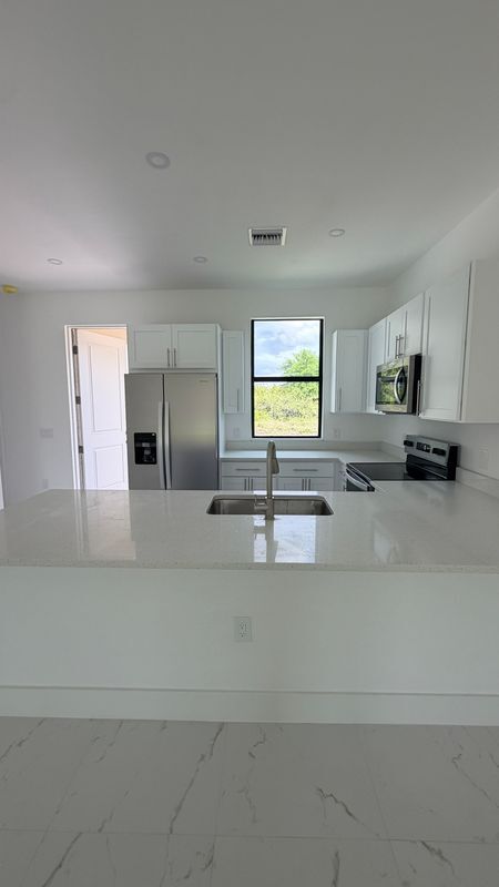 Building Photo - 496 Loretta Ave S