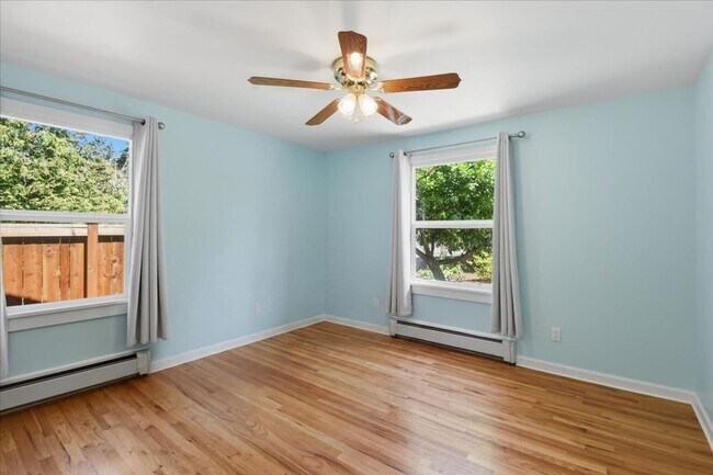 Building Photo - 3bd/1.75ba Shoreline Home
