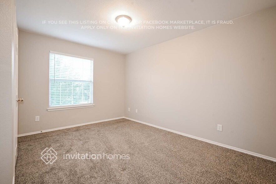 Building Photo - 9501 Links Fairway Dr