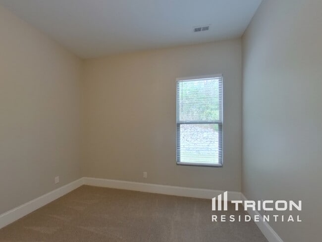 Building Photo - 211 E Quail Hollow Way