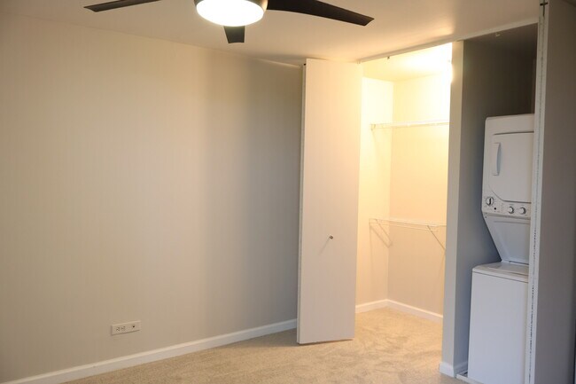 Building Photo - 6000 Oakwood Dr