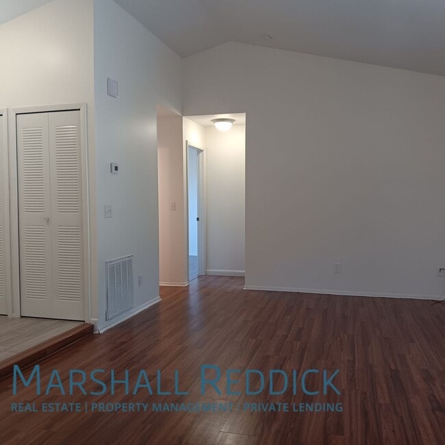 Building Photo - Charming 3 Bedroom 2 Bathroom Single Famil...