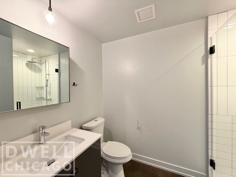 Building Photo - 110 W Chicago Ave