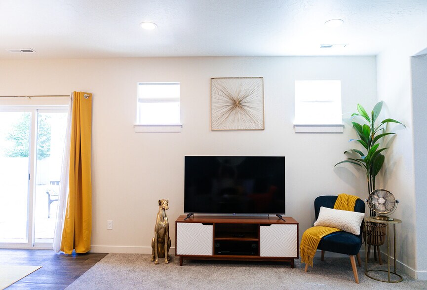 Building Photo - 6754 S Maverick Way