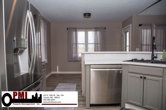 Building Photo - 4 Bedroom and 3 bathroom Fully Furnished