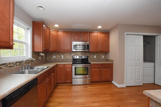 Building Photo - 730 Northview Dr
