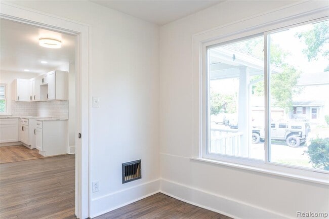 Building Photo - 21200 Collingham Ave
