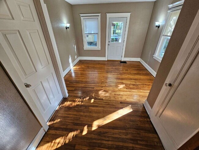 Building Photo - Cute and Cozy Main Level 2 Bedroom 1.5 Bath