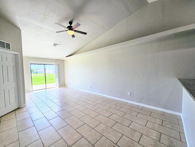 Building Photo - Like New  3 bedroom, 2bath 1 car garage