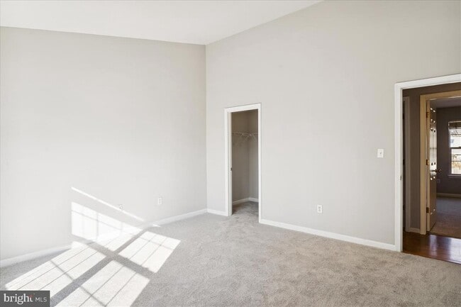 Building Photo - 102 W Deer Park Rd