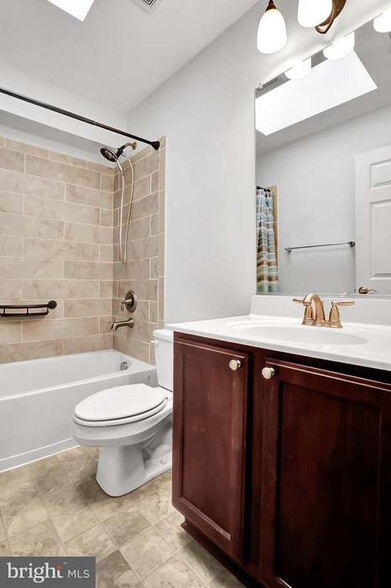 Building Photo - 515 Waterdale Dr