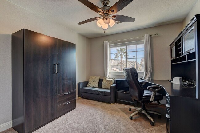 Building Photo - Beautiful remodeled home with pool!