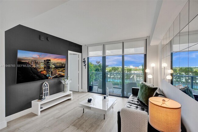 Building Photo - 121 NE 34th St