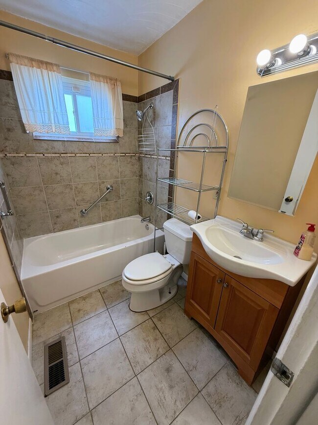 Building Photo - Well-maintained 3-bedroom, 1-bath home in Cleveland