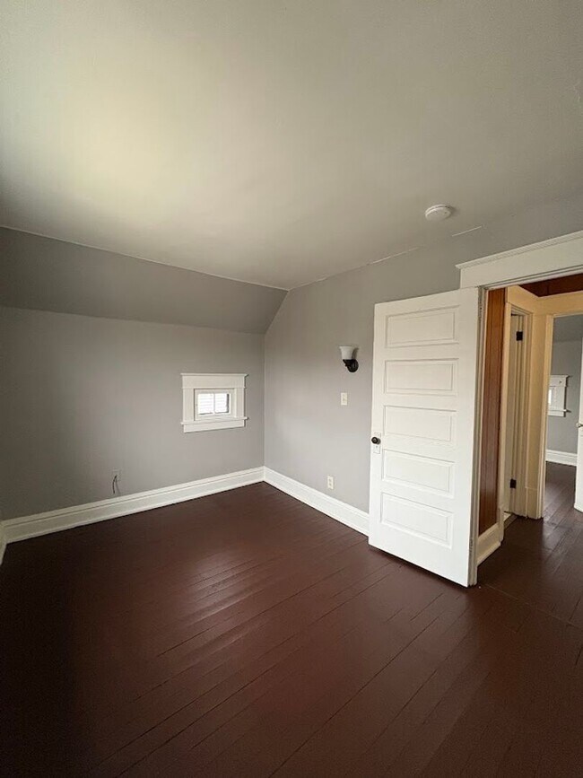 Building Photo - Beautifully finished 3 bedroom home for rent - Akron OH