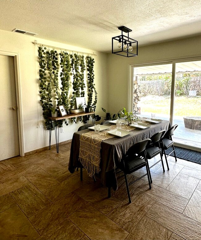 Building Photo - 825 Banyan Dr